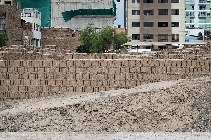 File:Huaca Pucllana-nX-18.jpg