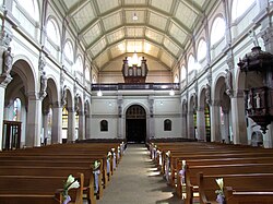 Vue intérieure de la nef vers la tribune d'orgue