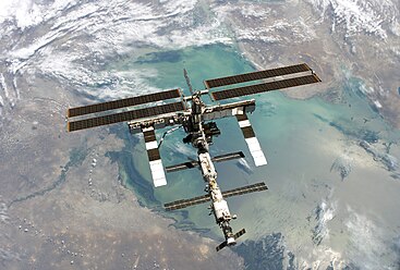 Aug. 2005: Baufortschritt aufgenommen von der STS-114-Besatzung an Bord des Space Shuttle Discovery. Im Hintergrund ist das kaspische Meer zu erkennen.