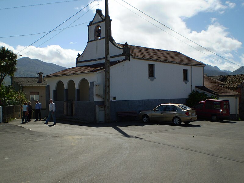 File:Iglesia y plaza de Castañeo.jpg