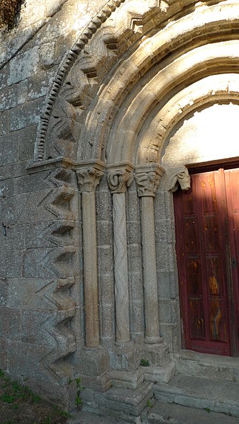 File:Igrexa de San Pedro de Bembibre - Taboada (Lugo) - Porta principal 2.jpg