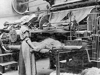 Une ouvrière cardant du chanvre dans une usine britannique pendant la Première Guerre mondiale (1914)