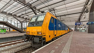 Bombardier TRAXX (NS HighSpeed ​​186) z Intercityrijtuigen (ICR) w barwach NS.