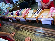Försäljning av amuletter i ett shintotempel i Hiroshima prefektur.