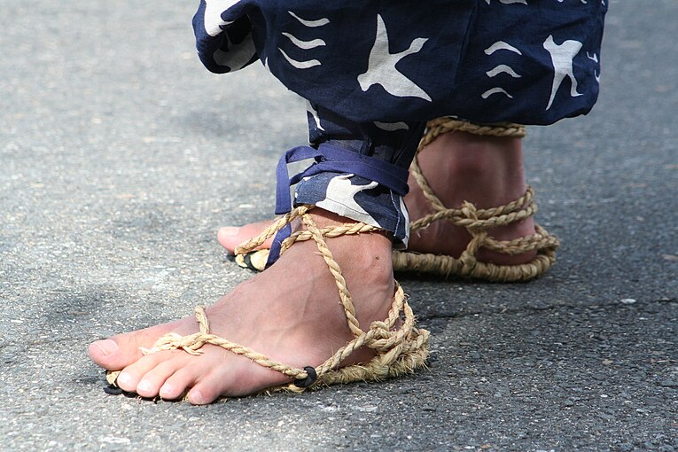 Another more complex tying variation; the leftover heel loops are drawn through the rear set of side loops, with a separate piece of rope threaded between them. (Jidai Matsuri, 2009)