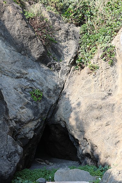 File:Jogashima Island Faults.jpg