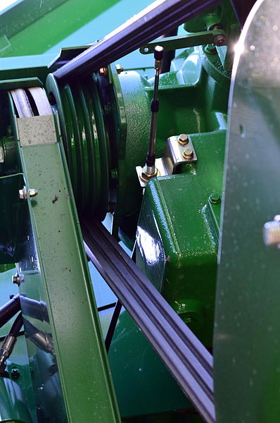 File:John Deere W540 zespolone pasy klinowe.JPG