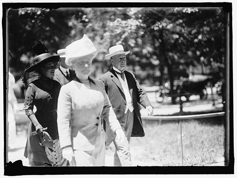 File:KNOX, PHILANDER CHASE. ATTORNEY GENERAL OF U.S., 1901-1904; SENATOR FROM PENNSYLVANIA, 1904-1909, 1917-1921; SECRETARY OF STATE, 1909-1913. WITH MRS. KNOX LCCN2016863353.jpg