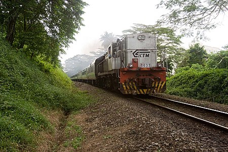 ไฟล์:KTM_train_heading_north,_Singapore_-_20101113.jpg