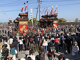 神前神社前に集結する山車。亀崎潮干祭。