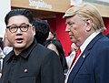 Des sosies de Kim Jong-un et de Donald Trump (incarnés par Howard X (en) et Dennis Alan) en marge du sommet entre la Corée du Nord et les États-Unis à Singapour (2018).