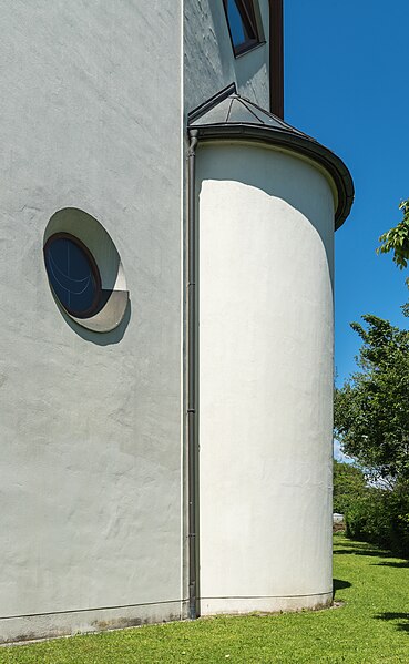 File:Klagenfurt Wölfnitz Pfarrkirche hl. Johannes der Täufer Apsis-Außenwand 26052016 2096.jpg