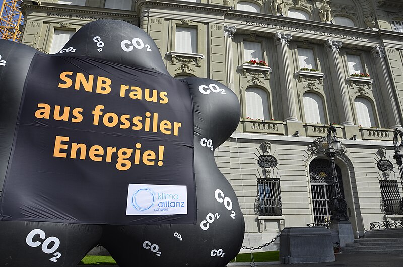 File:Klimademo Bern vor Schweizerischer Nationalbank.jpg