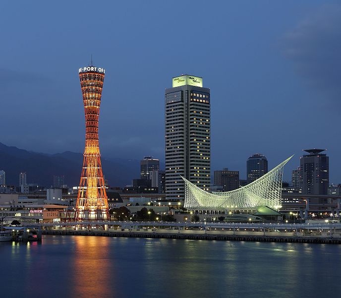 圖為日本神戶市的兩大地標──神戶港塔和神戶海洋博物館。