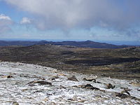 Vista desde las laderas del monte Kosciuszko sobre parte de la vasta meseta erosionada que rodea la cumbre.