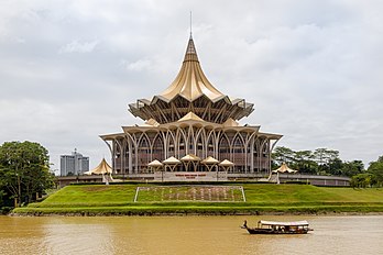Vista do novo edifício da Assembleia Legislativa do estado de Sarawak em Kuching, Sarawak, Malásia. (definição 6 556 × 4 371)
