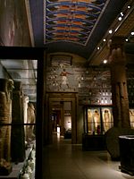 Одна з зал експозиції Мумії стародавнього Царства Фрагмент стели з портретом