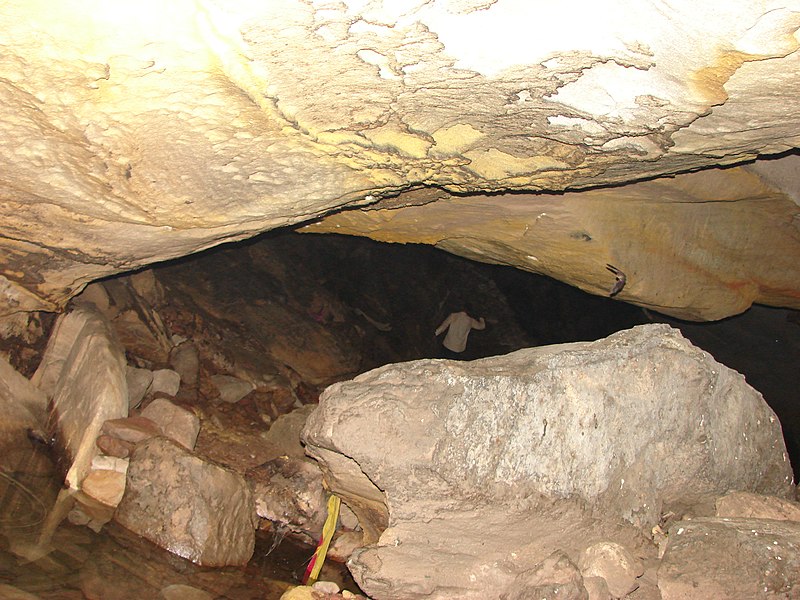 File:Kurra Cave, Lailunga, Raigarh.jpg