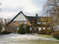This is a photograph of an architectural monument. Wohn- und Wirtschaftsgebäude 53°43′03″N 9°37′19″E﻿ / ﻿Kurzenmoor 30﻿ / 53.717602; 9.622066 Hofanlage von 1585       Foto: 2002