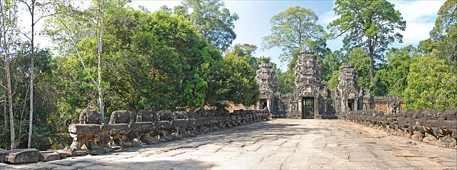 Hồi ký  2016 "SIÊM - PHÊNH : vừa đi vừa chạy" 640px-La_grande_chauss%C3%A9e_Est_de_Preah_Khan_%28Angkor%29_%286938484901%29