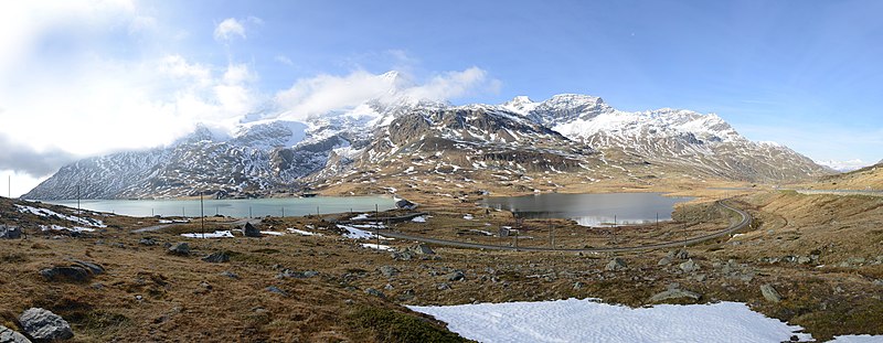 File:Lago Bianco & Lago Nero auf dem Berninapass.jpg