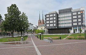 Plassen sett mot fylkeshuset og Skien kirke Foto: Helge Høifødt