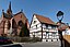 Fachwerkhaus in Langen (Hessen) mit evangelischer Stadtkirche.