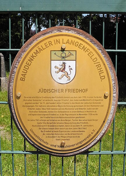 File:Langenfeld (Rheinland), Am Schwarzen Weiher, Ecke Klosterstr., jüd. Friedhof, Info-Medaillon Baudenkmäler.jpg