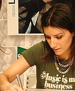 Laura Pausini firmando autógrafos en la presentación de Escucha en 2004.