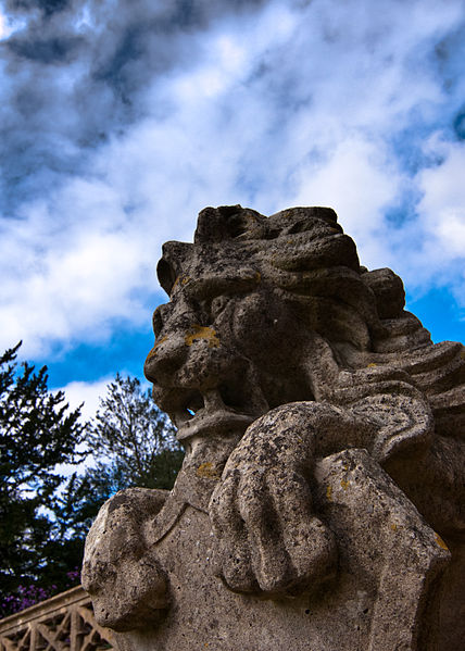 File:Lion sculpture, Tyntesfield, Wraxhall, North Somerset (3959881722).jpg