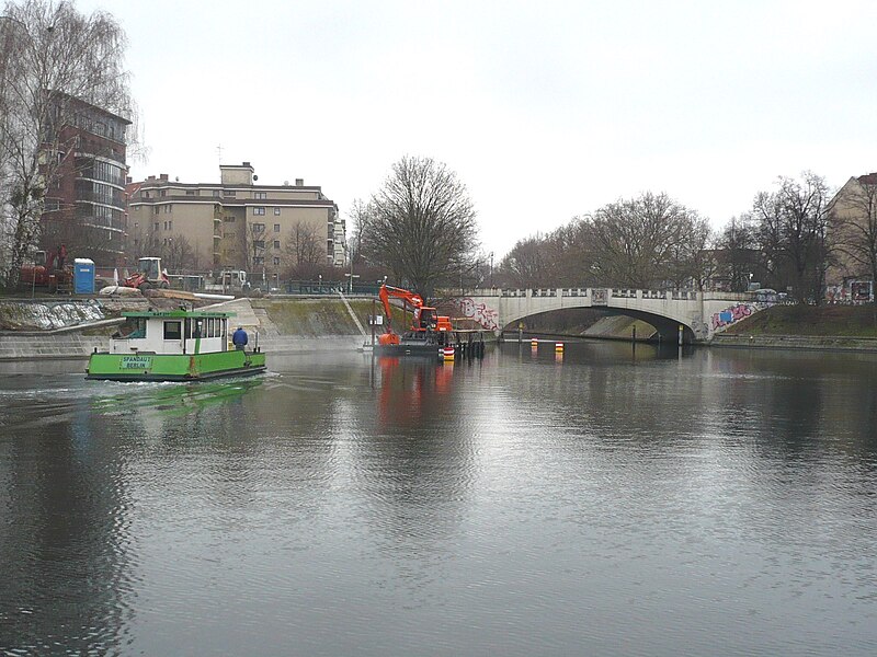 File:Lohmühlenbrücke Berlin P1070337.JPG