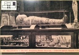 Fotografia de la mòmia Nesi que inclou situació de la peça dins en museu en l'antiga disposició.