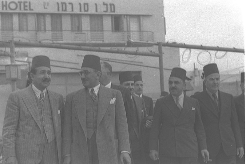 File:MEMBERS OF THE EGYPTIAN TRADE DELEGATION TO THE ECONOMIC CONFERENCE IN PALESTINE IN FRONT OF THE SAN REMO HOTEL IN TEL AVIV. חברי המשלחת הכלכלית המצריD1-081.jpg