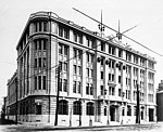 片岡建築事務所の設計で1922年(大正11年)建築の旧毎日新聞大阪本社社屋 旧社屋玄関のみがモニュメントとして現存。