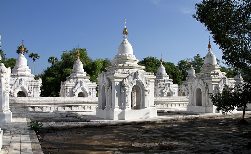 File:Mandalay-Kuthodaw-60-Stupas-gje.jpg