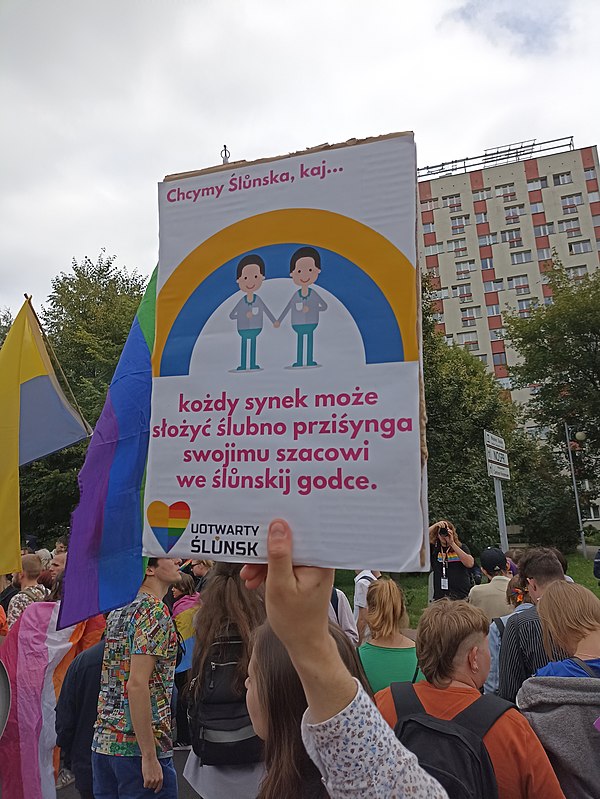 The Silesian language in public space: a banner at the 2022 gay pride in Katowice. "We want Silesia, where every boy can take a vow to his chosen one 