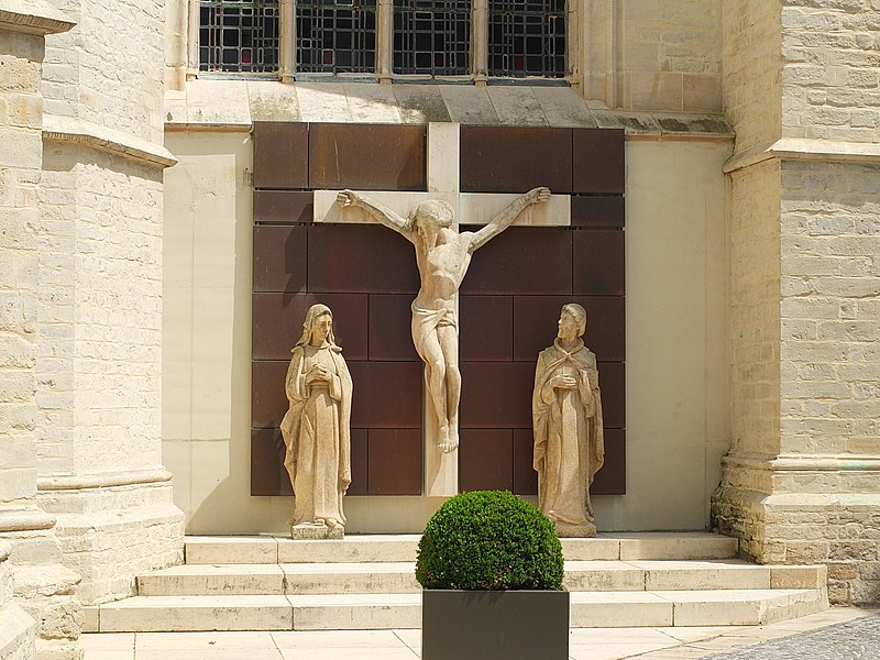 File:Mechelen OLV over de Dijle Crucifixion.JPG