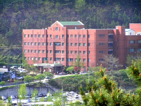 Tập tin:Medical school Dongguk University.JPG