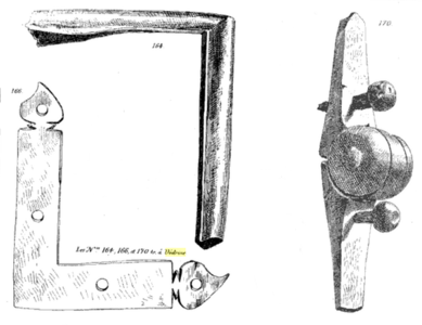 Ferrures de porte, bronze : angle d'encadrement, équerre et charnière avec ses clous.