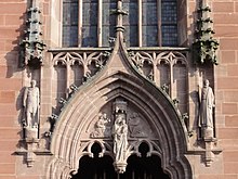 Statue "Vierge à l'enfant" dans le tympan du portail