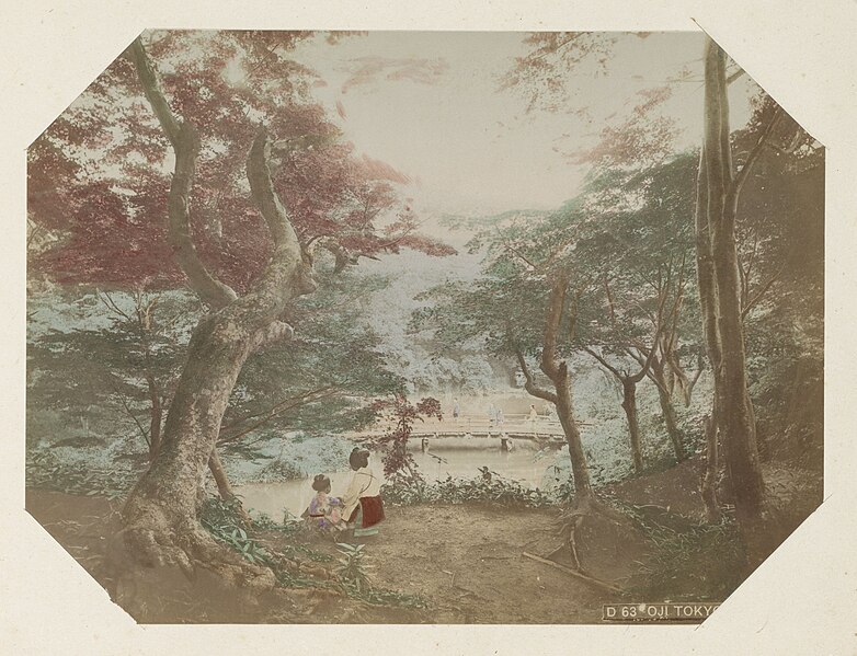 File:Mensen in een park met esdoorns en een vijver in Oji bij Tokyo Oji Tokyo (Maple) (titel op object), RP-F-F01174-A.jpg