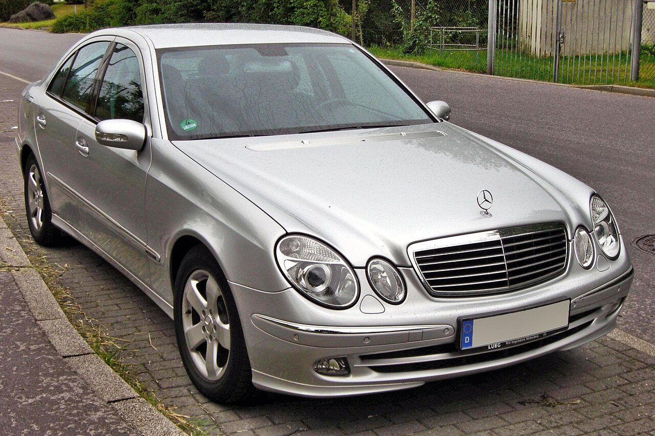 https://upload.wikimedia.org/wikipedia/commons/thumb/1/1c/Mercedes_E-Klasse_%28W211%29_Avantgarde_20090610_front.JPG/1280px-Mercedes_E-Klasse_%28W211%29_Avantgarde_20090610_front.JPG