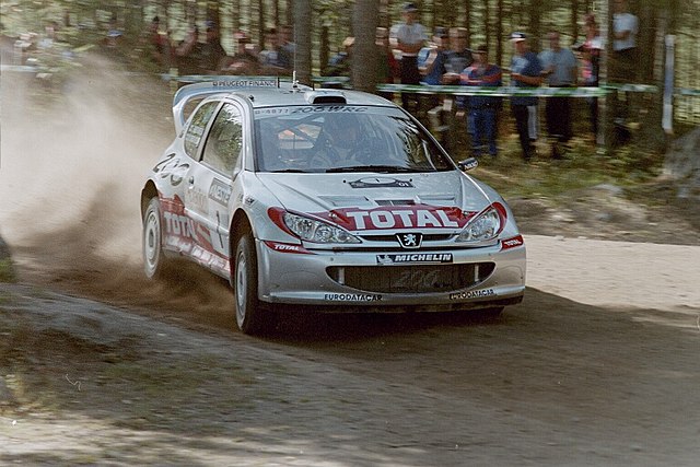 Grönholm driving a Peugeot 206 WRC at the 2001 Rally Finland.