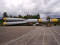 Vista lateral de um foguete Molnia