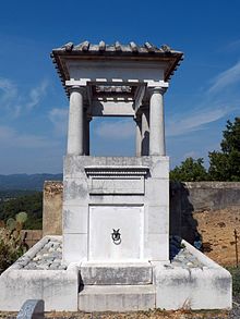 Monument mortuaire de la famille Nénot à Gassin, construit par l'architecte Henri-Paul Nénot et situé dans l'axe du monument aux morts construit également par lui.