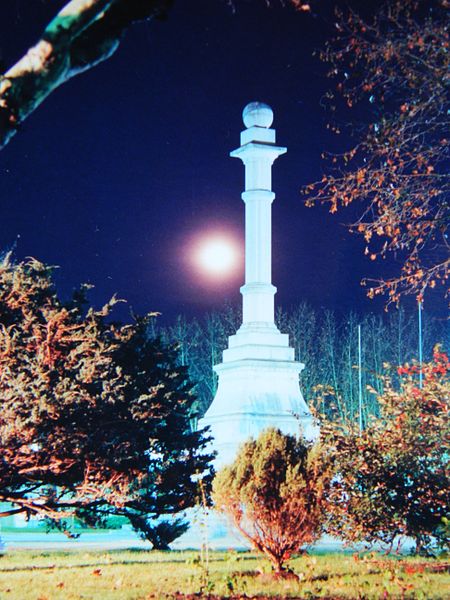 File:Monumento a Cristóbal Colón en plaza Independencia de la ciudad de Durazno en una noche otoñal03.JPG