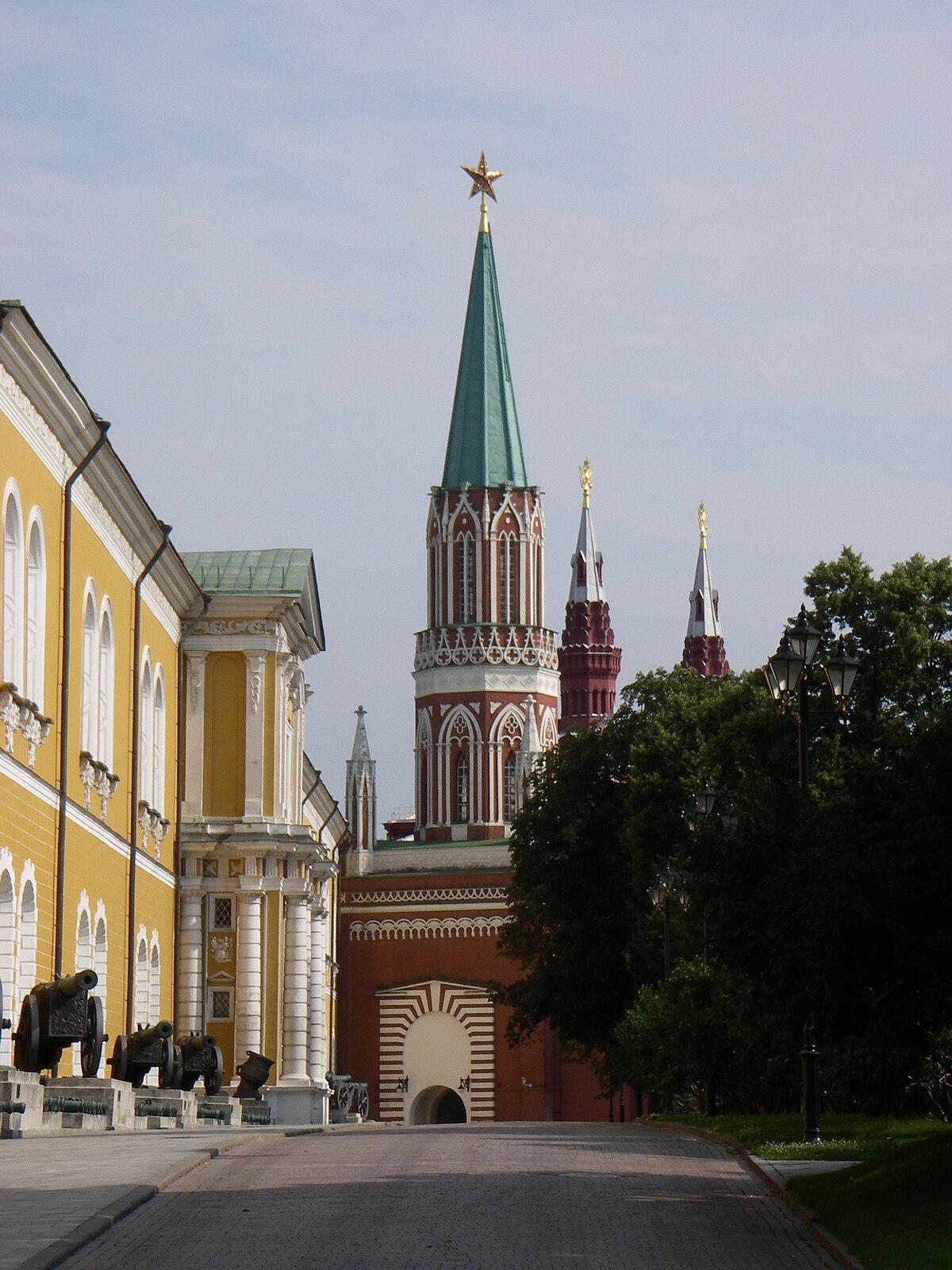Здание арсенала в московском кремле фото