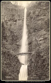 una grande cascada de la columbia river de oregón en los Estados Unidos