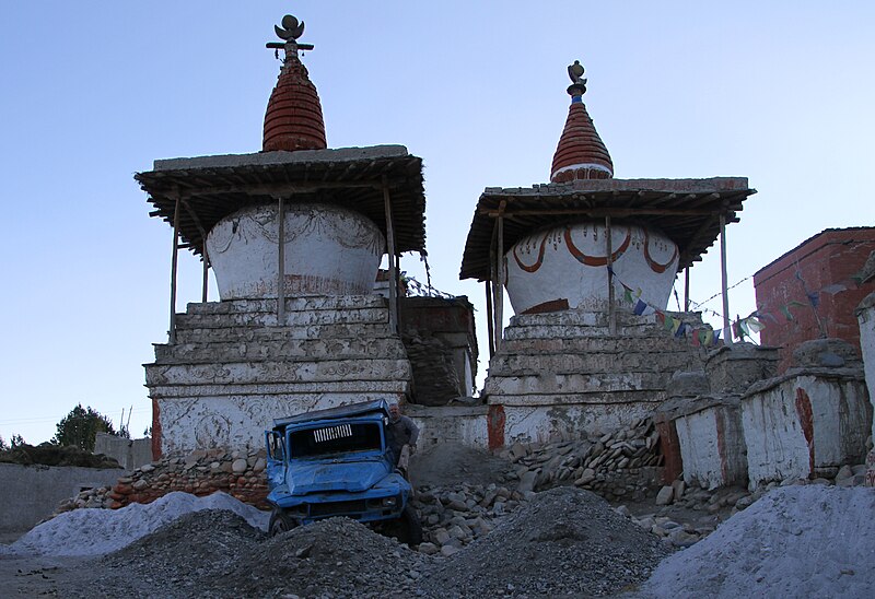 File:Mustang-Lo Manthang-Choerten-12-LKW-Wrack-2015-gje.jpg