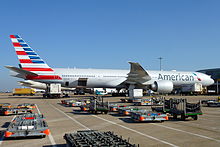 Boeing 777-300 American Airlines на стоянке